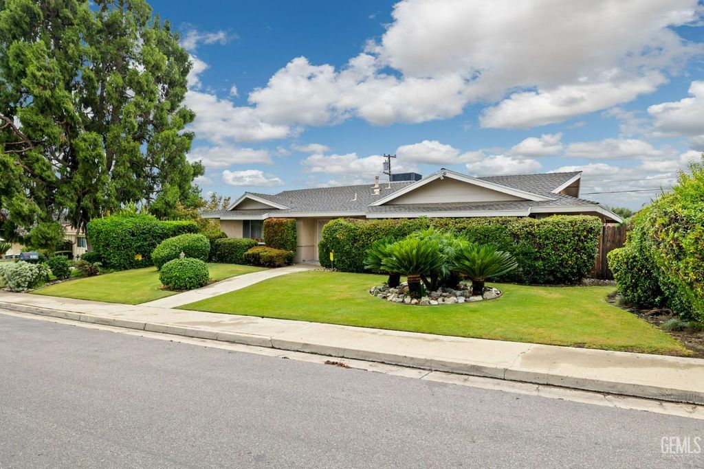 Photo of 3818 Harvard Drive, Bakersfield, CA 93306 (MLS # 202510796)