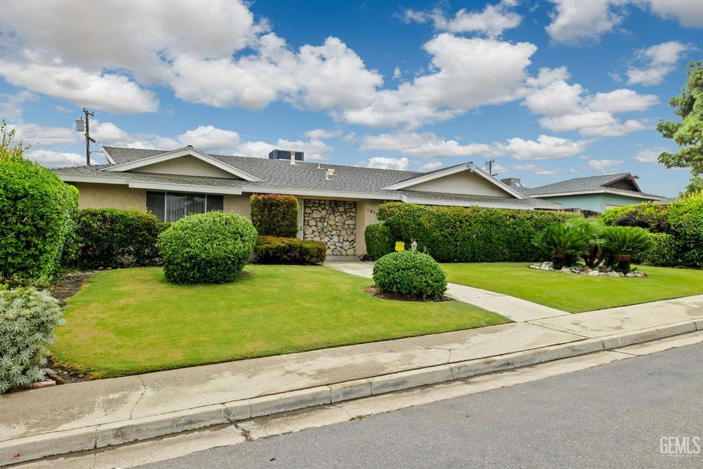 Photo of 3818 Harvard Drive, Bakersfield, CA 93306 (MLS # 202510796)