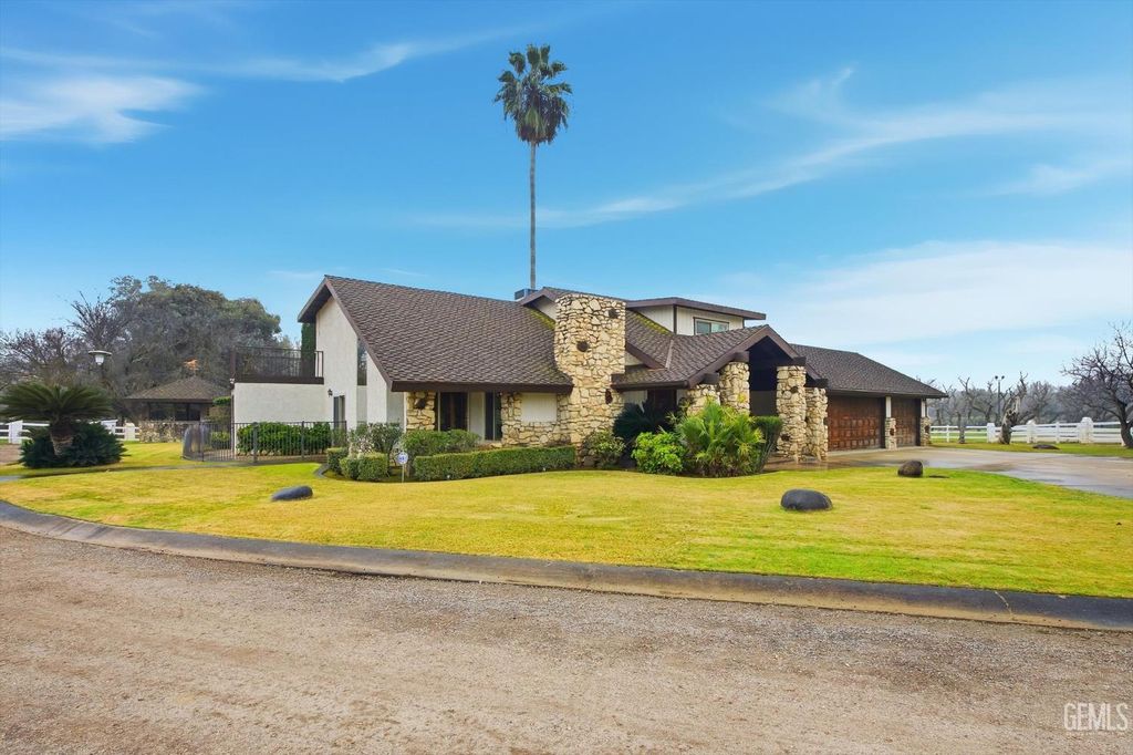 Photo of 6048 River Grove Street, Bakersfield, CA 93308 (MLS # 202513823)