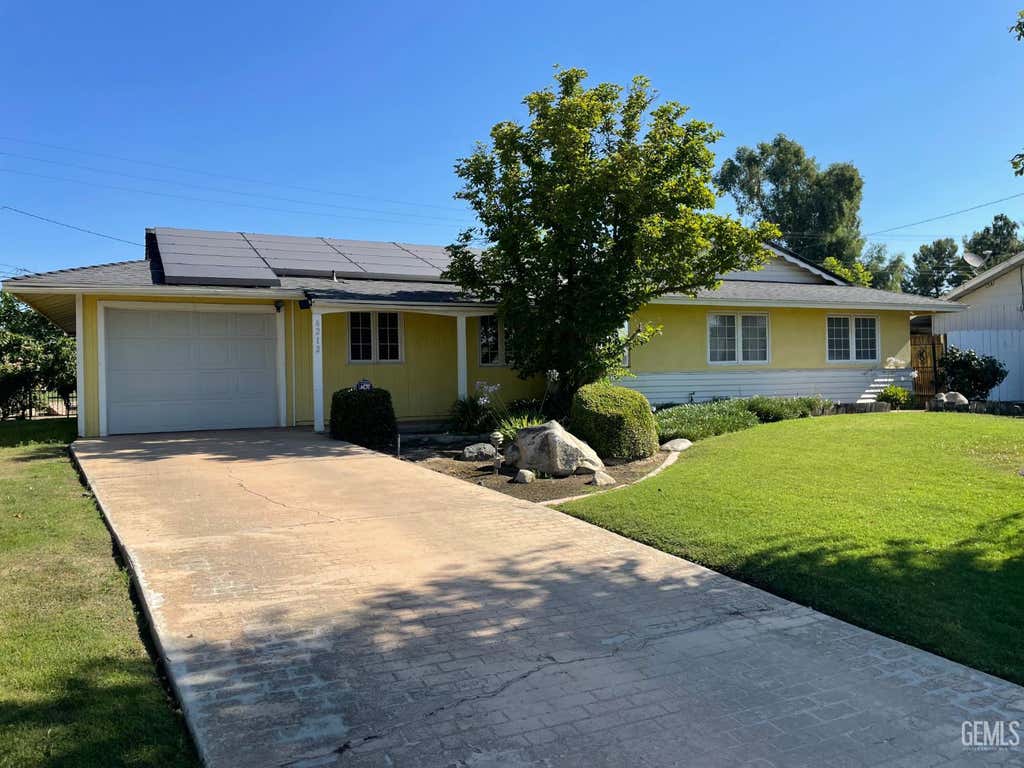 Photo of 6212 Bel Aire Way, Bakersfield, CA 93309 (MLS # 202608646)
