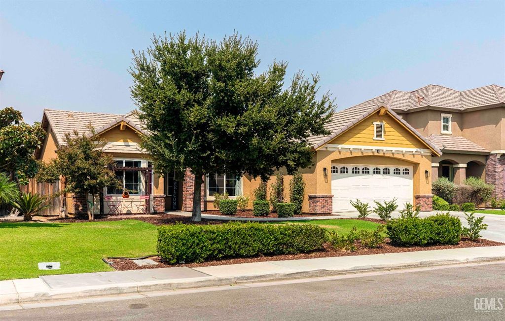 Photo of 9010 Wolf River Avenue, Bakersfield, CA 93312 (MLS # 202510013)