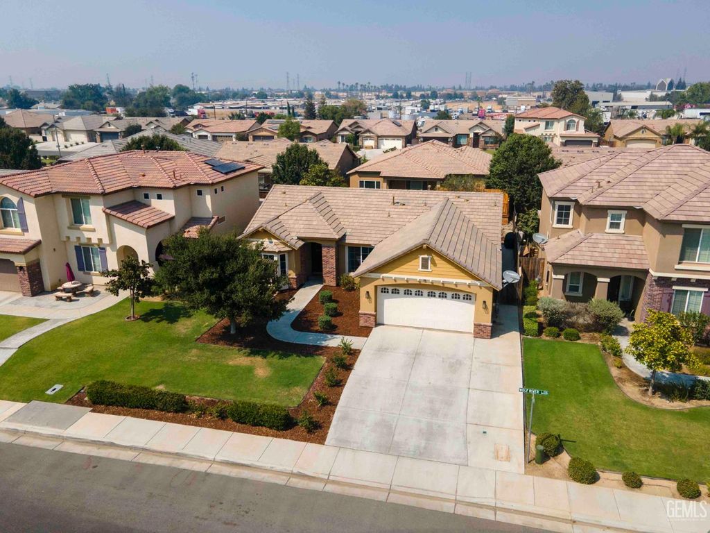 Photo of 9010 Wolf River Avenue, Bakersfield, CA 93312 (MLS # 202510013)