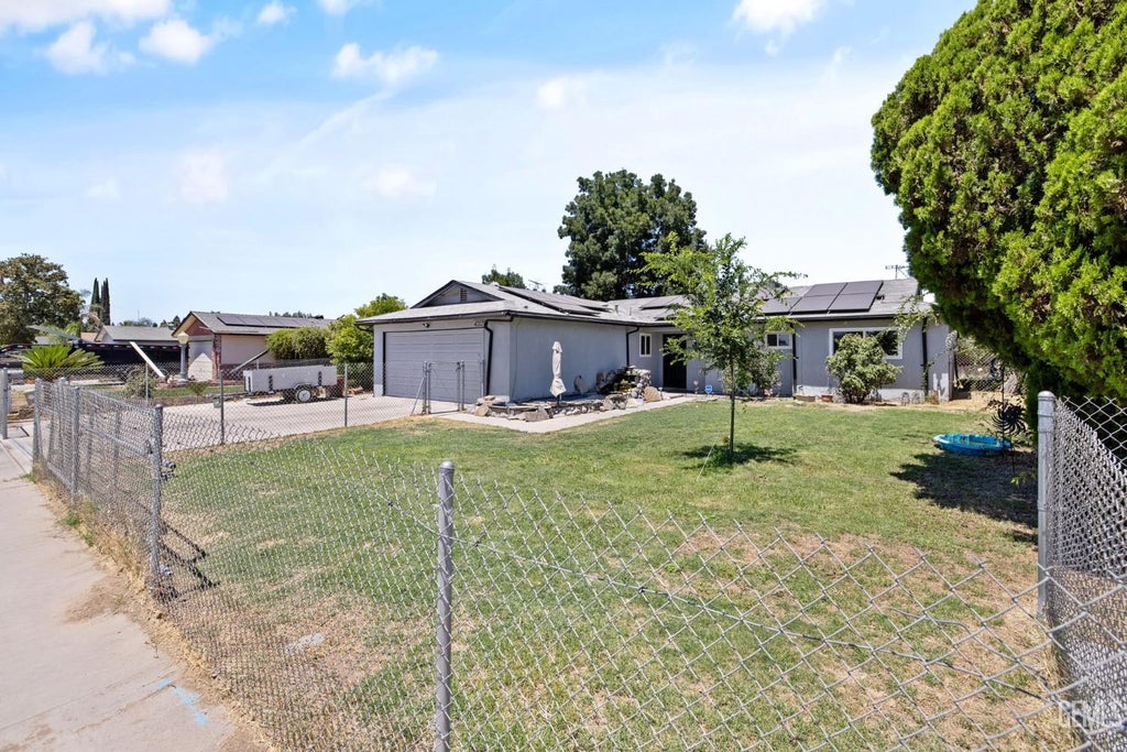 Photo of 4212 W Whitendale Avenue, Visalia, CA 93277 (MLS # 202608567)