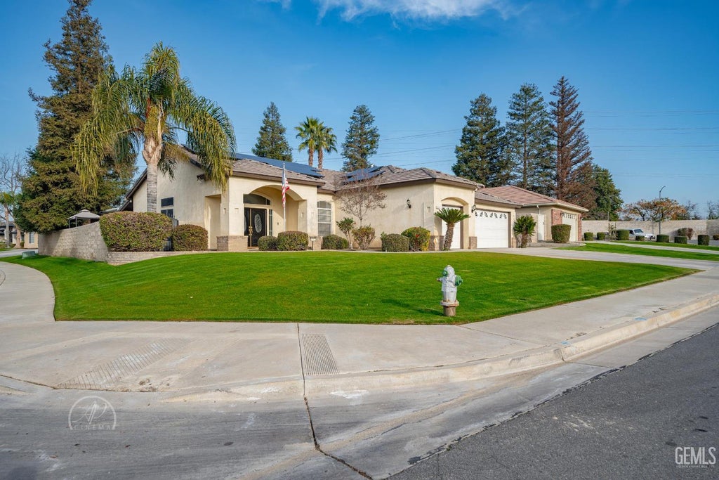 Photo of 8112 Falls Court, Bakersfield, CA 93312 (MLS # 202607019)