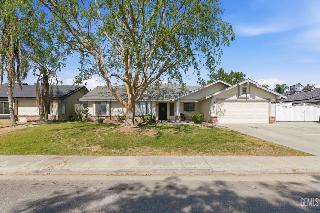 Photo of 605 Jerlee Street, Bakersfield, CA 93314 (MLS # 202605368)