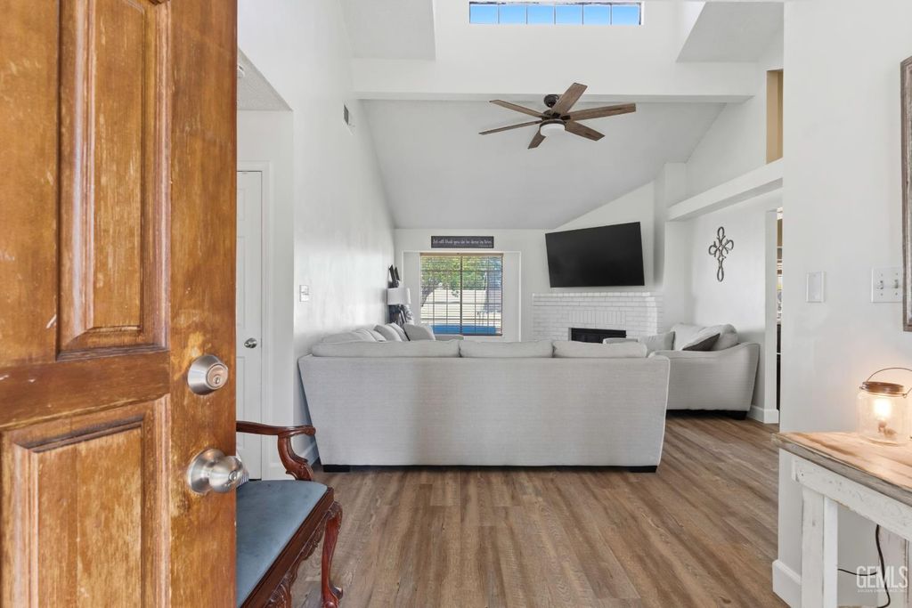 Photo of 605 Jerlee Street, Bakersfield, CA 93314 (MLS # 202605368)