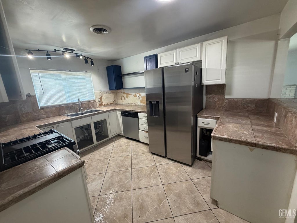 Photo of 2724 Arnold Street, Bakersfield, CA 93305 (MLS # 202606134)