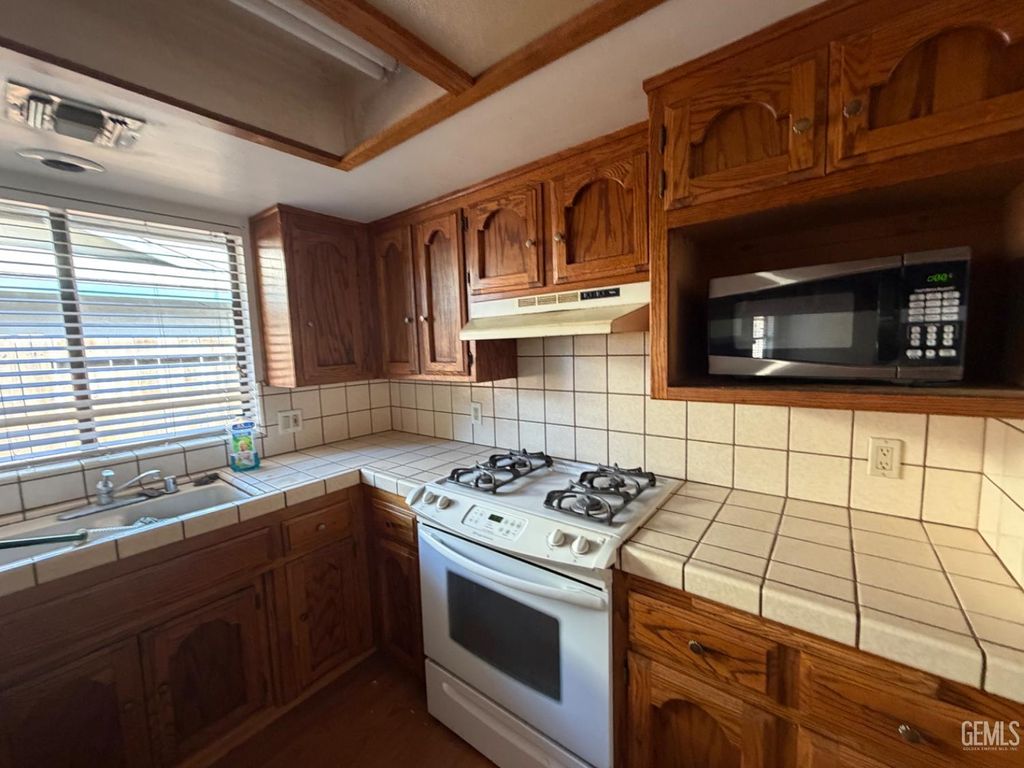 Photo of 4108 Sugar Cane Avenue, Bakersfield, CA 93313 (MLS # 202604036)