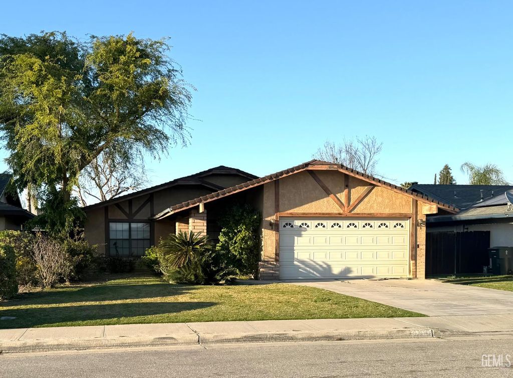 Photo of 4108 Sugar Cane Avenue, Bakersfield, CA 93313 (MLS # 202604036)