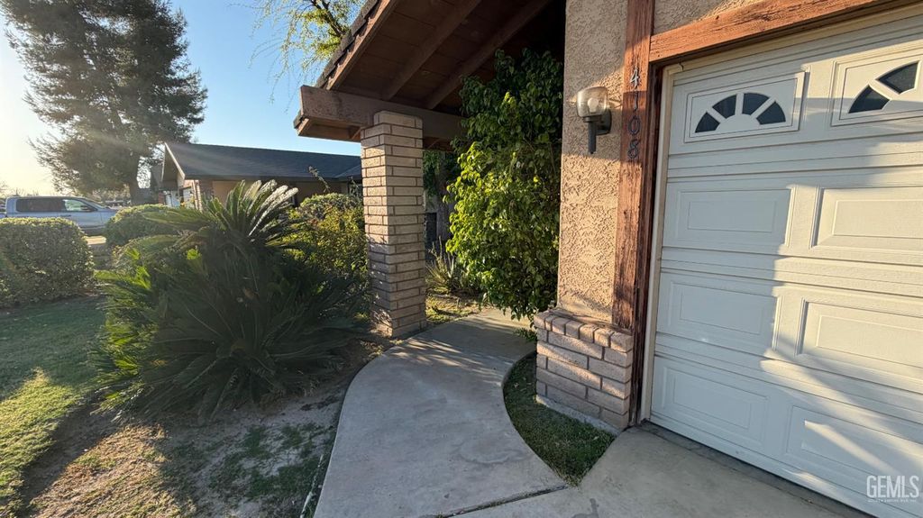 Photo of 4108 Sugar Cane Avenue, Bakersfield, CA 93313 (MLS # 202604036)