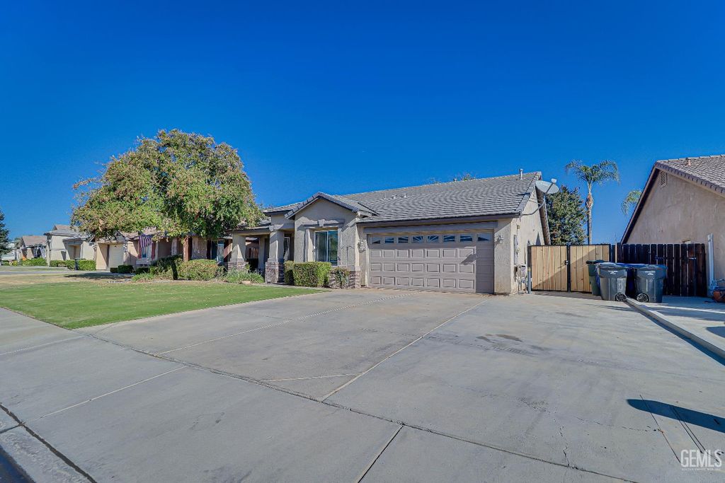 Photo of 13118 Ridgeway Meadows Drive, Bakersfield, CA 93314 (MLS # 202511202)
