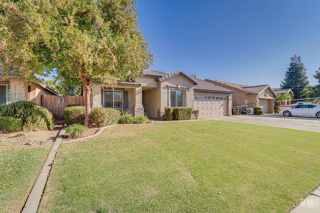 Photo of 13118 Ridgeway Meadows Drive, Bakersfield, CA 93314 (MLS # 202511202)