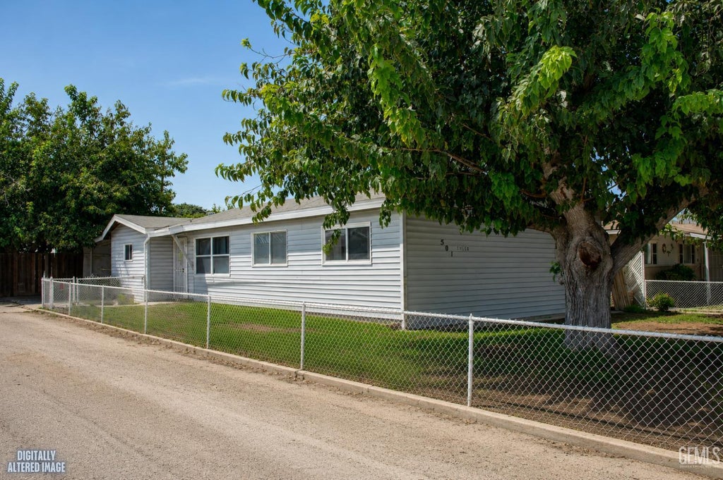 Photo of 501 Tyler Street, Taft, CA 93268 (MLS # 202609504)
