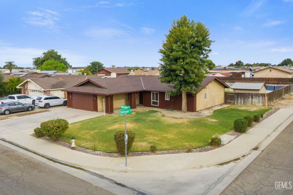 Photo of 1200 Monique Avenue, Bakersfield, CA 93307 (MLS # 202511334)