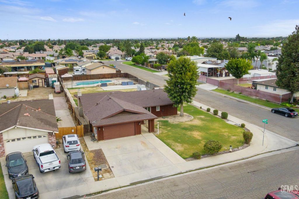 Photo of 1200 Monique Avenue, Bakersfield, CA 93307 (MLS # 202511334)