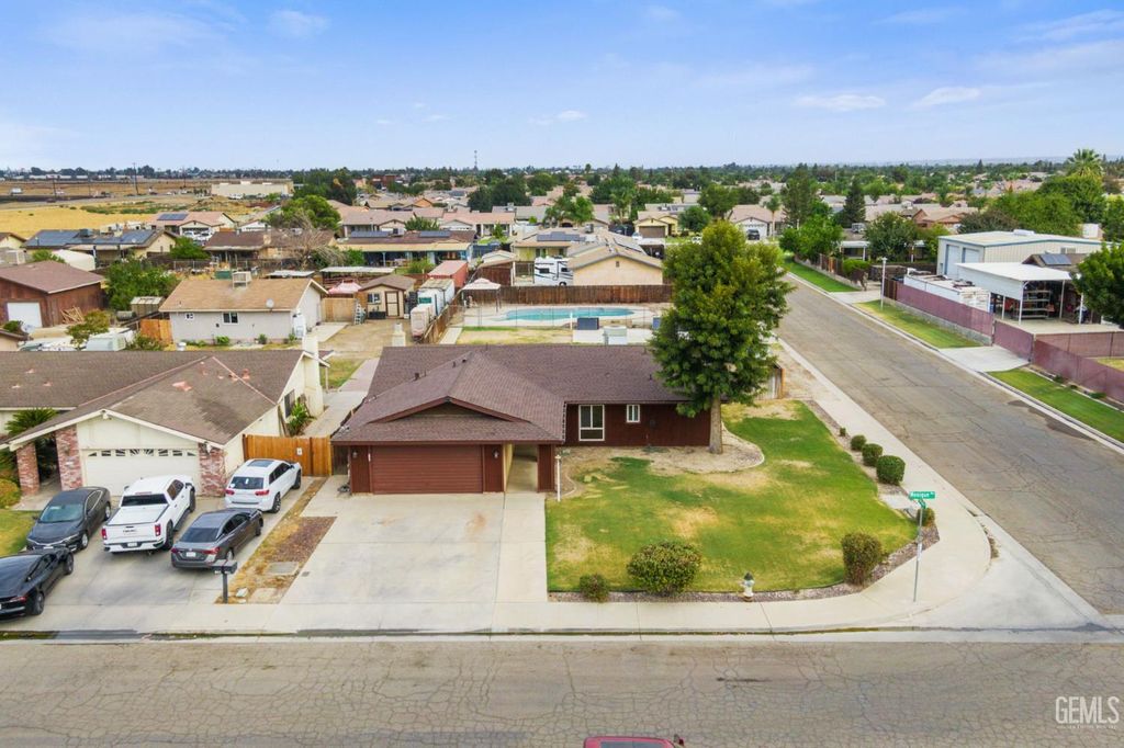 Photo of 1200 Monique Avenue, Bakersfield, CA 93307 (MLS # 202511334)