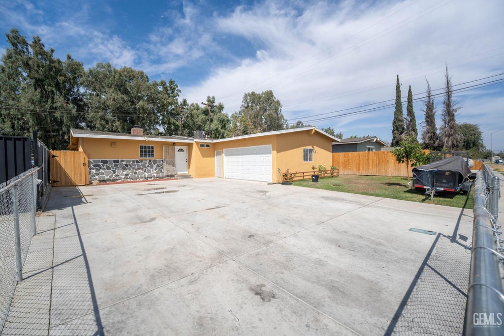 Photo of 3613 Balboa DR, Bakersfield, CA 93304 (MLS # 202610153)