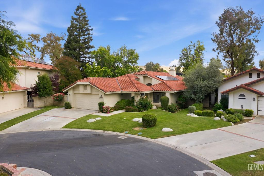 Photo of 5305 Muirfield Drive, Bakersfield, CA 93306 (MLS # 202604657)