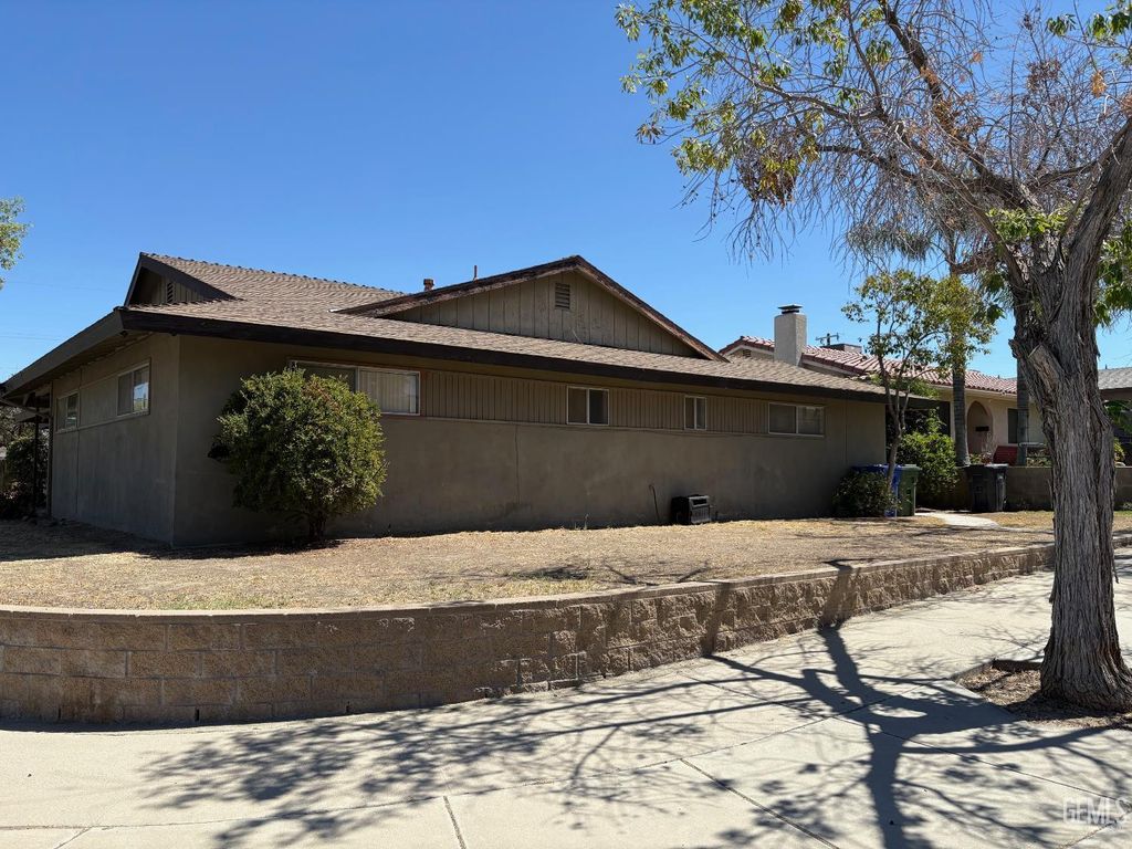 Photo of 505 Keene Ln, Taft, CA 93268 (MLS # 202510231)