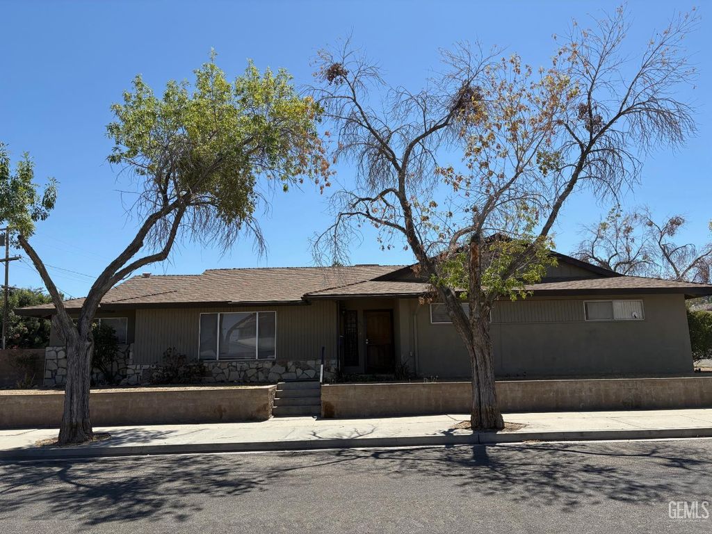 Photo of 505 Keene Ln, Taft, CA 93268 (MLS # 202510231)
