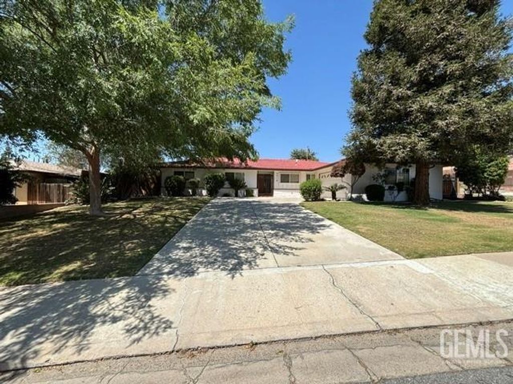 Photo of 3218 Christmas Tree Lane, Bakersfield, CA 93306 (MLS # 202605384)