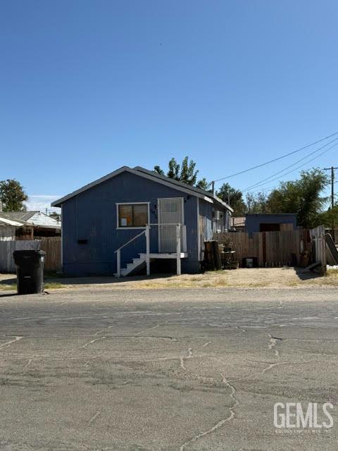 Photo of 119 Madison Street, Taft, CA 93268 (MLS # 202610311)