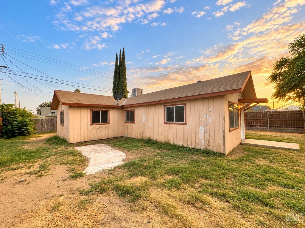 Photo of 807 Castaic Avenue, Bakersfield, CA 93308 (MLS # 202610816)