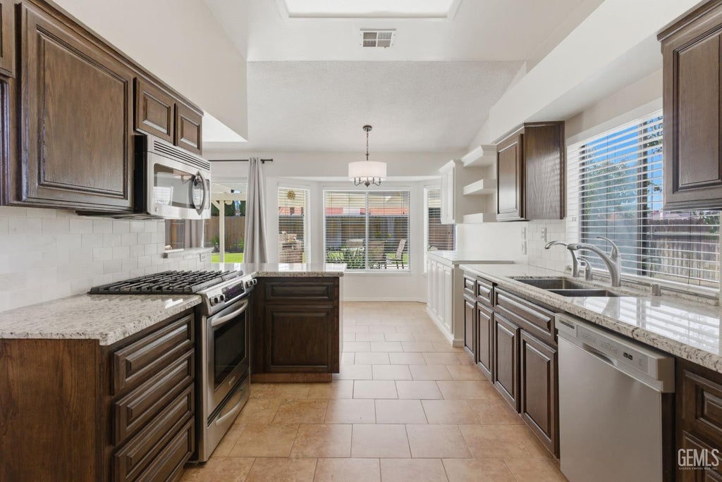 Photo of 14113 San Jose Avenue, Bakersfield, CA 93314 (MLS # 202606033)