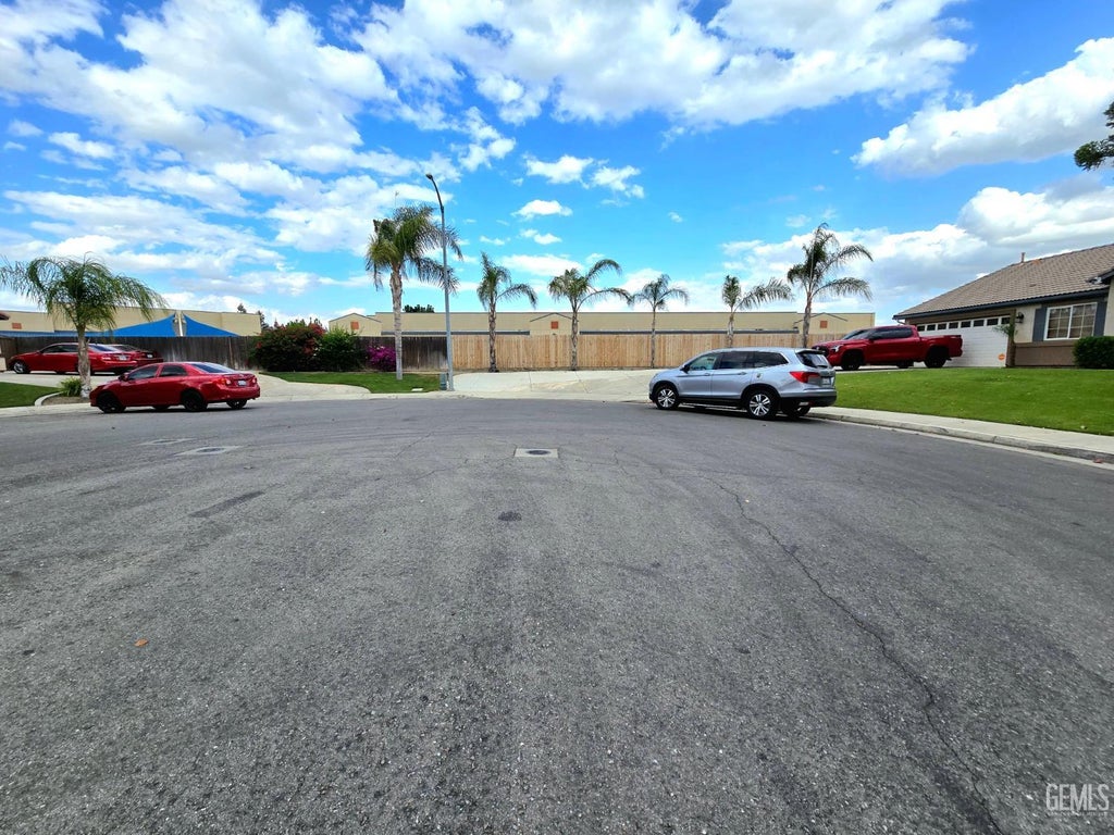 Photo of 1105 Statkowski Court, Bakersfield, CA 93307 (MLS # 202609764)