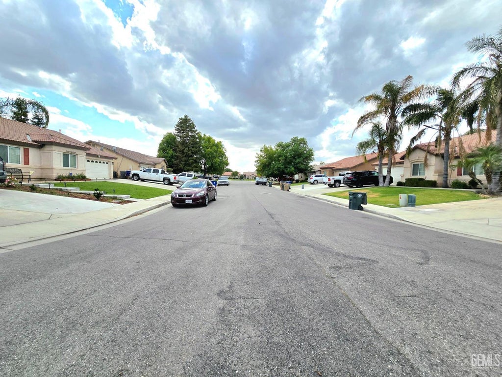 Photo of 1105 Statkowski Court, Bakersfield, CA 93307 (MLS # 202609764)