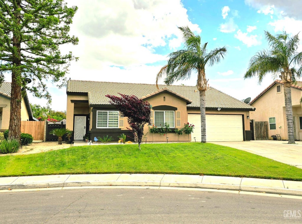 Photo of 1105 Statkowski Court, Bakersfield, CA 93307 (MLS # 202609764)