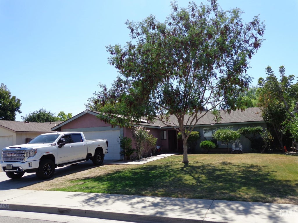 Photo of 3705 Valley Vista Avenue, Bakersfield, CA 93309 (MLS # 202609820)