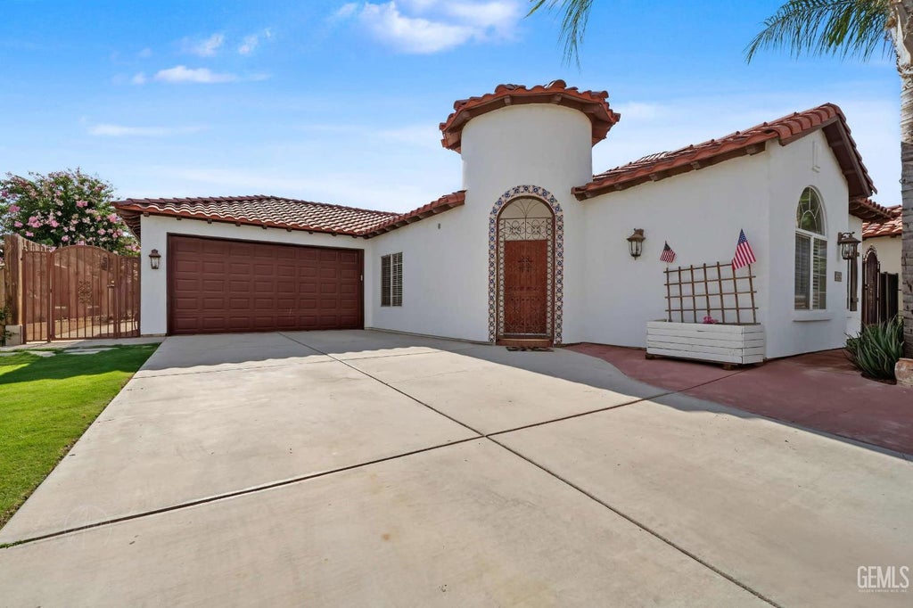 Photo of 231 Solecita Way, Bakersfield, CA 93314 (MLS # 202607100)