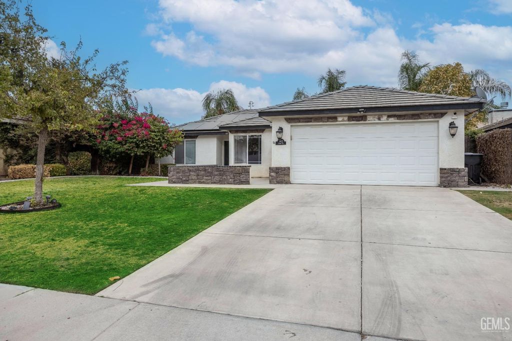 Photo of 3622 Azure Drive, Bakersfield, CA 93312 (MLS # 202510670)