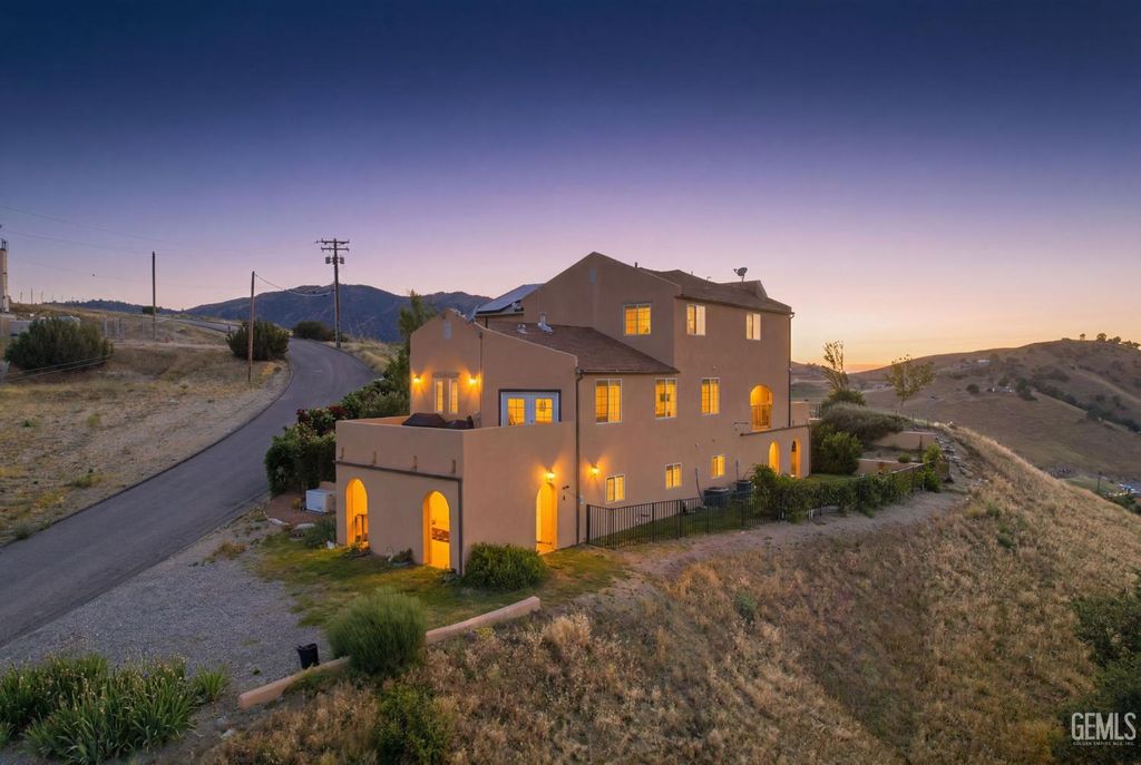 Photo of 19701 Dovetail Court, Tehachapi, CA 93561 (MLS # 202605335)