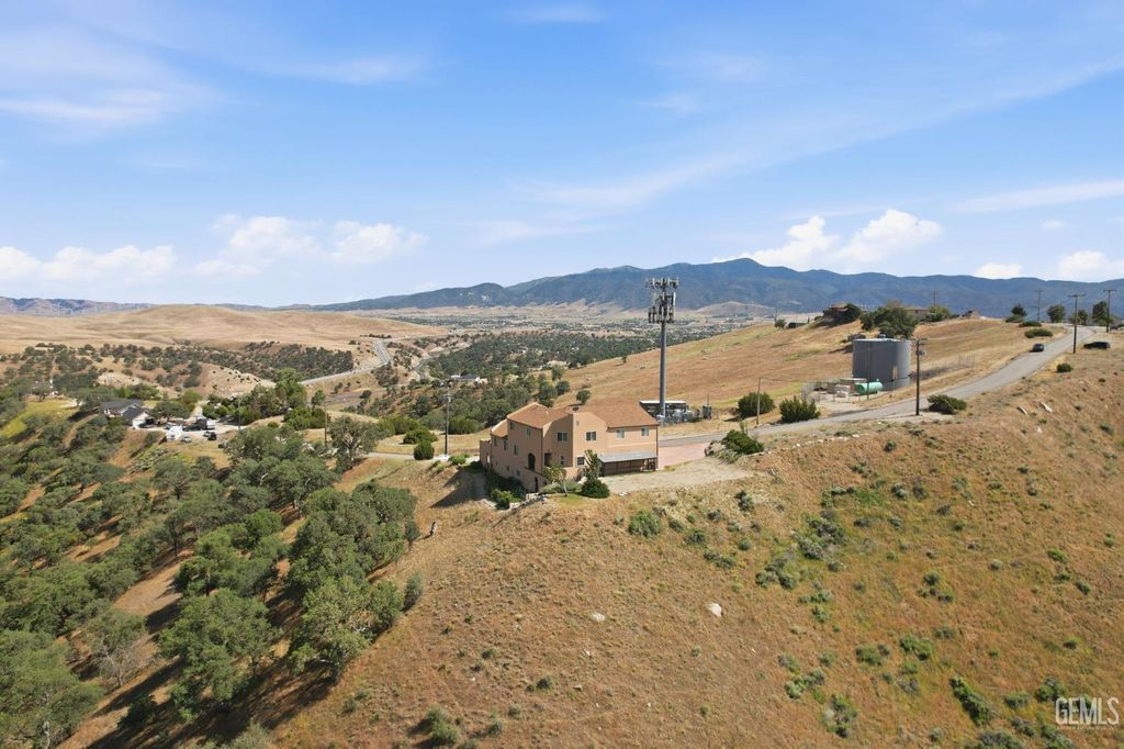 Photo of 19701 Dovetail Court, Tehachapi, CA 93561 (MLS # 202605335)