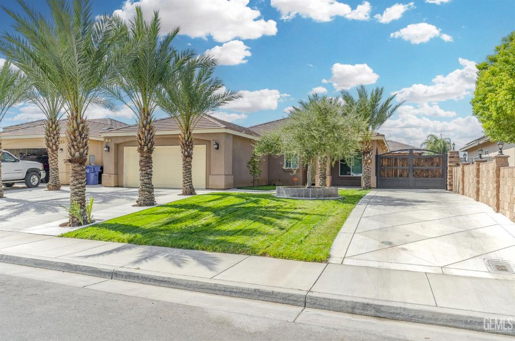 Photo of 733 Ensenata Drive, Mc Farland, CA 93250 (MLS # 202511122)