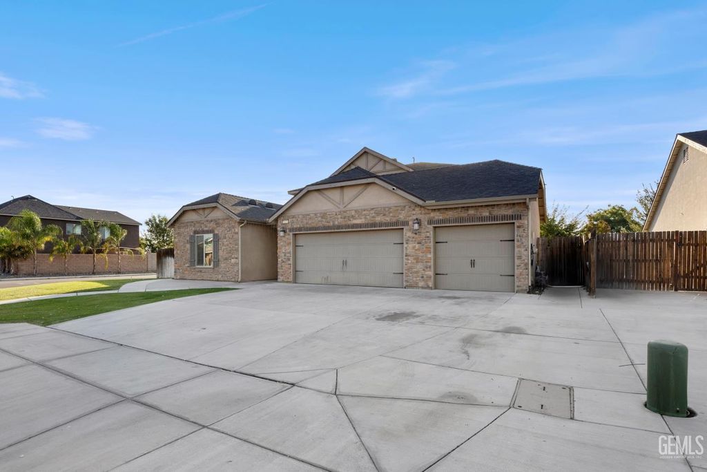 Photo of 7521 Torrent Way, Bakersfield, CA 93313 (MLS # 202511162)