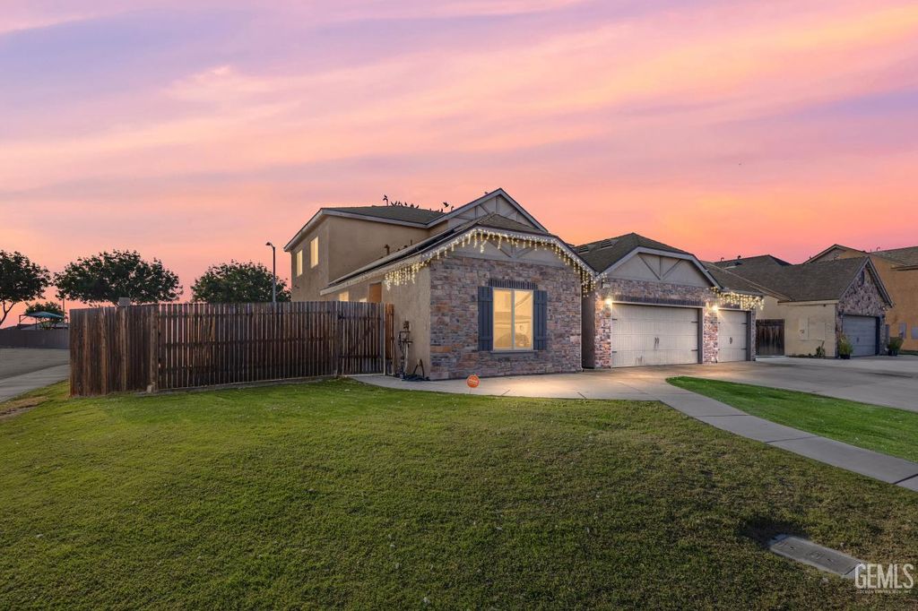 Photo of 7521 Torrent Way, Bakersfield, CA 93313 (MLS # 202511162)