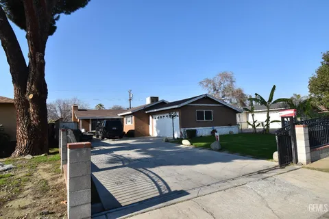 717 Castro Lane, Bakersfield, CA 93304 - MLS#: 202500100