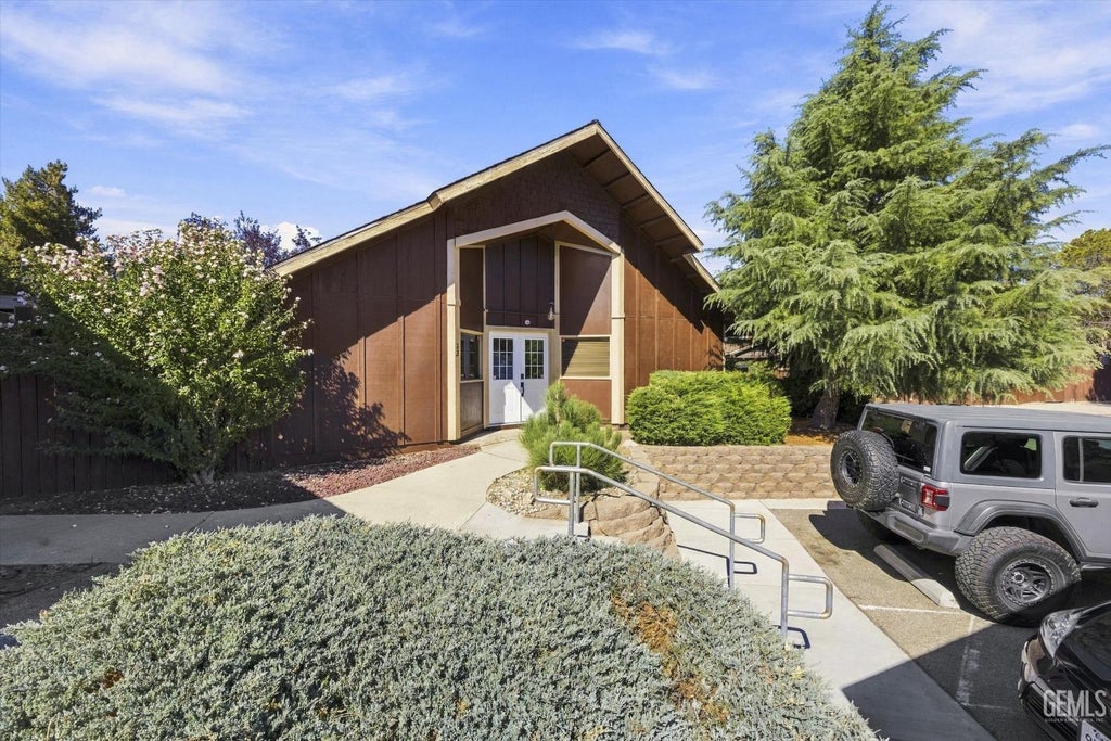 Photo of 22 Village Lane, Tehachapi, CA 93561 (MLS # 202609772)
