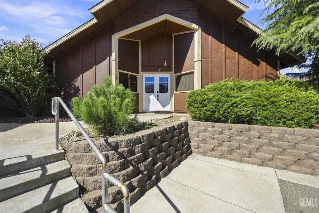 Photo of 22 Village Lane, Tehachapi, CA 93561 (MLS # 202609772)