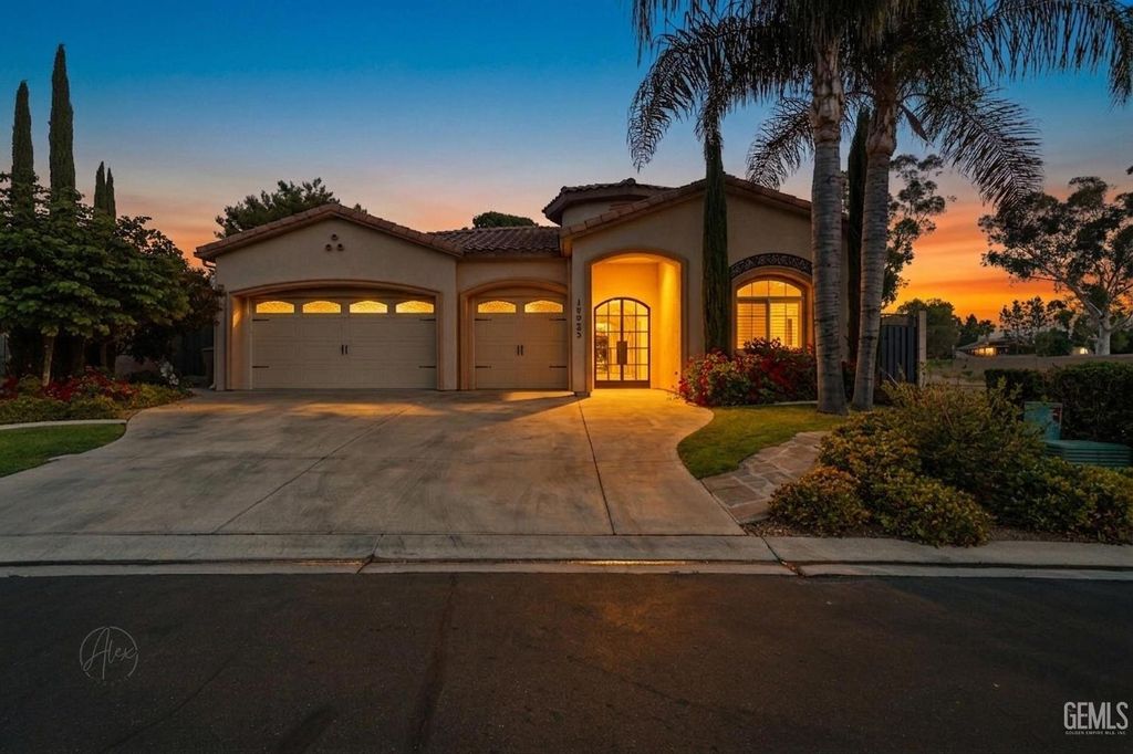 Photo of 14923 Colonia De Las Rosas, Bakersfield, CA 93306 (MLS # 202603803)