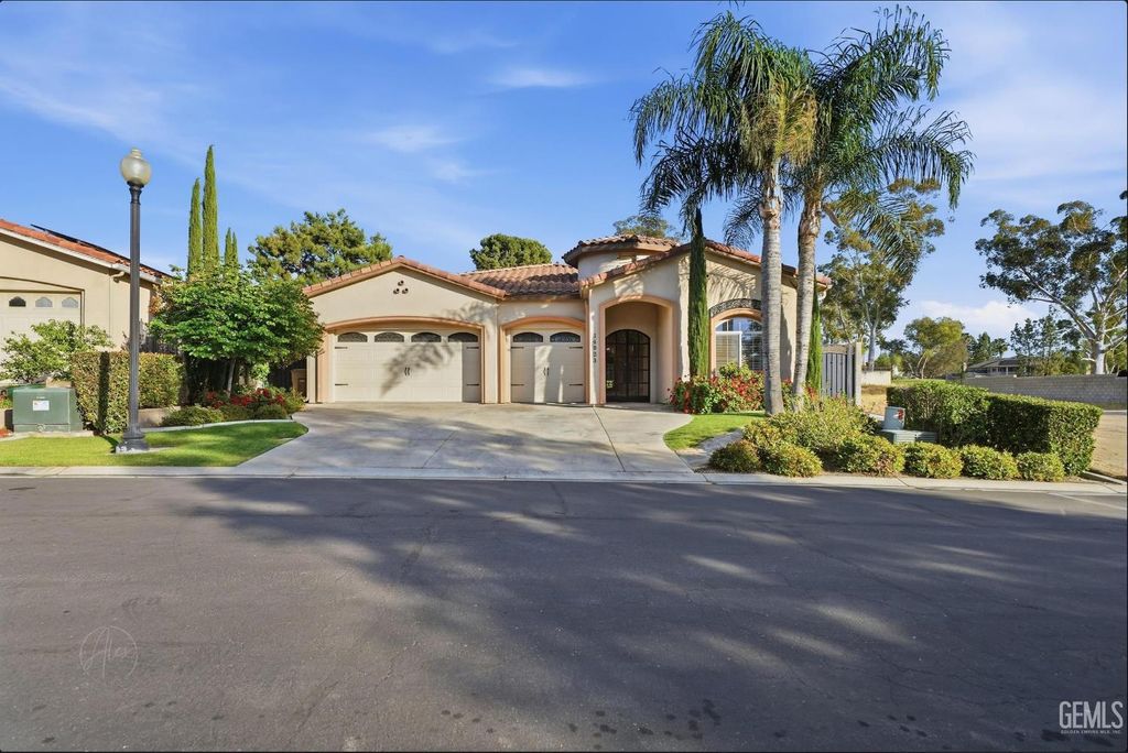 Photo of 14923 Colonia De Las Rosas, Bakersfield, CA 93306 (MLS # 202603803)