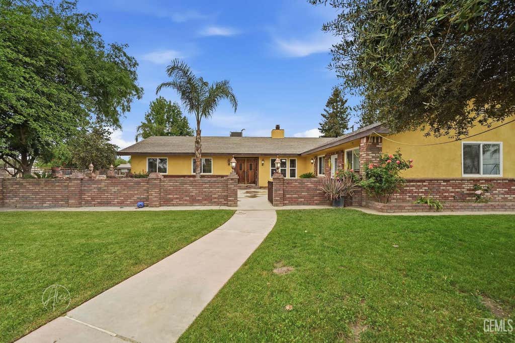 Photo of 253 E McKee Road, Bakersfield, CA 93307 (MLS # 202607533)