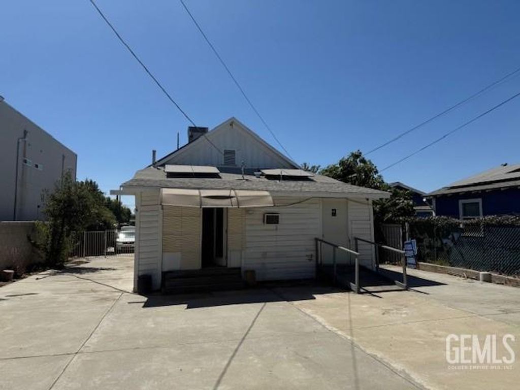 Photo of 316 H Street, Bakersfield, CA 93304 (MLS # 202510787)