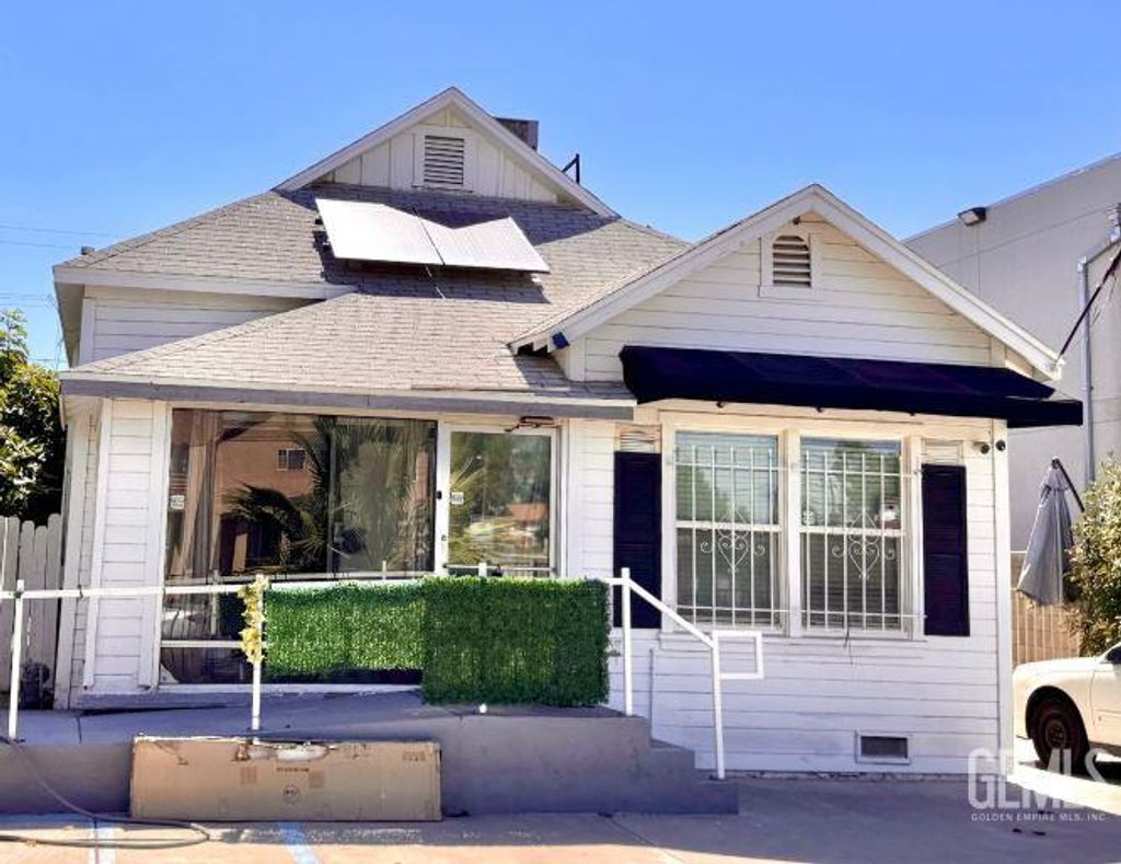 Photo of 316 H Street, Bakersfield, CA 93304 (MLS # 202510787)