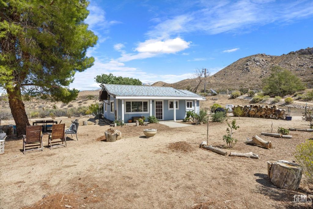Photo of 8109 S Kelso Valley Road, Weldon, CA 93283 (MLS # 202511129)