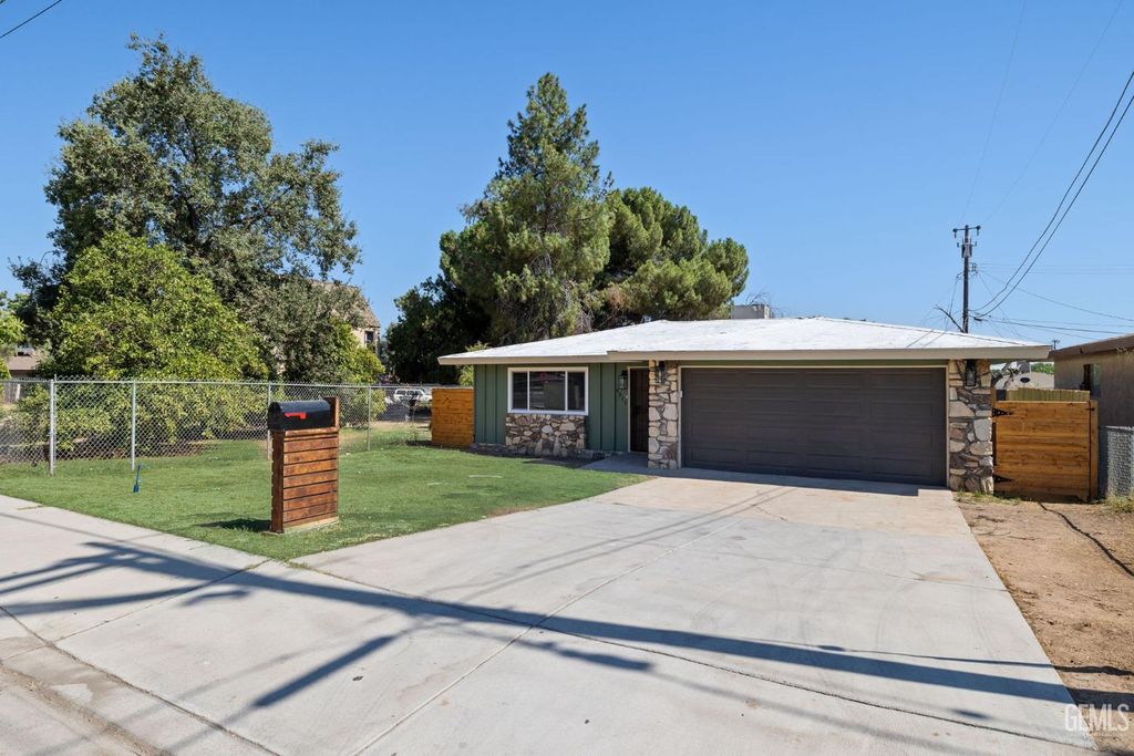 Photo of 4513 Pioneer Drive, Bakersfield, CA 93306 (MLS # 202511176)