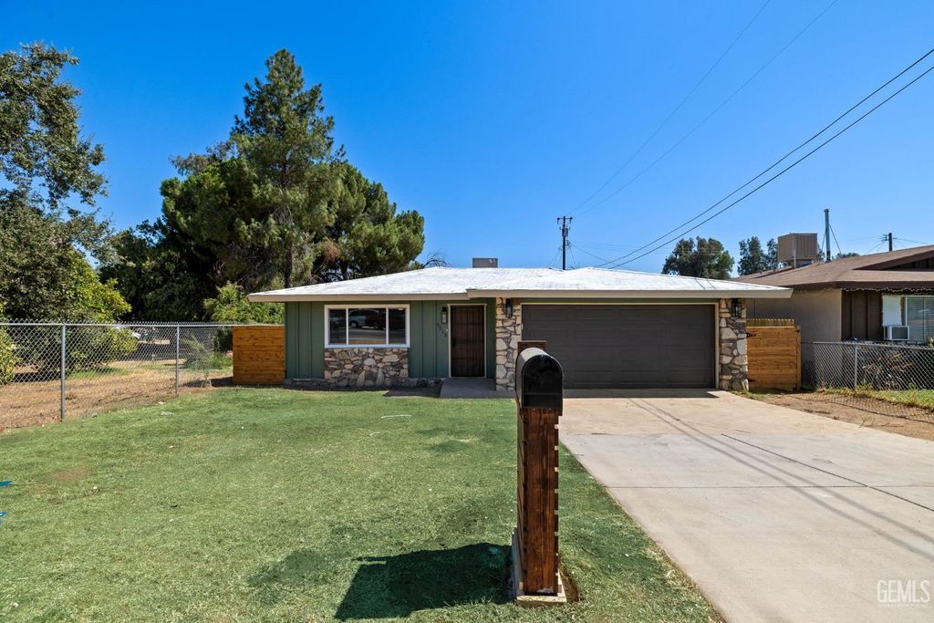 Photo of 4513 Pioneer Drive, Bakersfield, CA 93306 (MLS # 202511176)